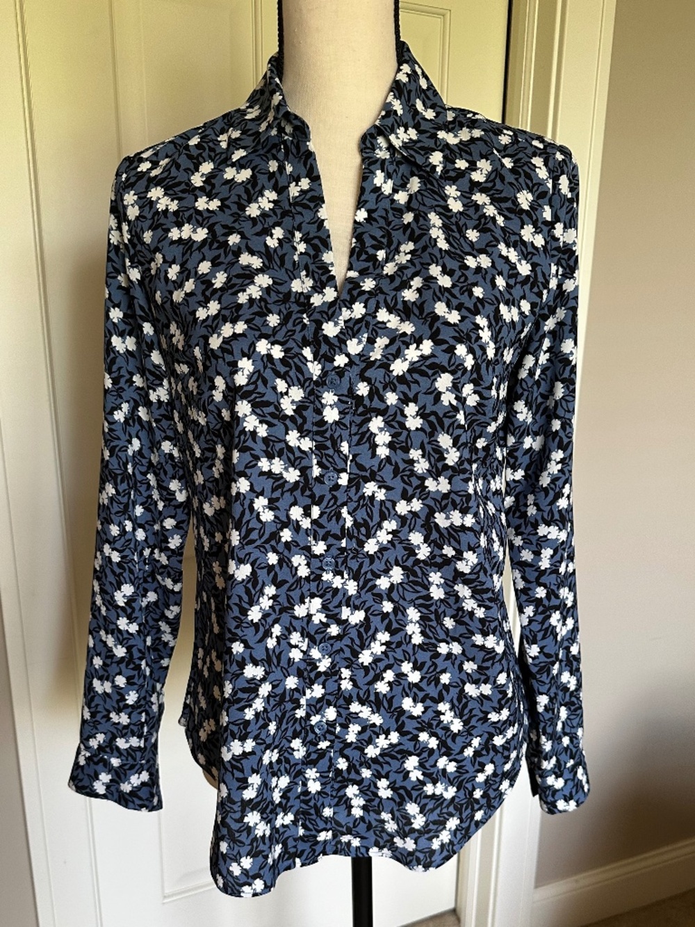 Ann Taylor Flowered Office Button Down Top, Blue/Black/White, size XS